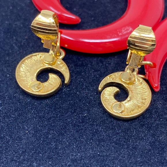Vintage Clip On Earrings Red & Gold Swirls Funky Chunky plastic - Picture 6 of 7